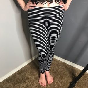 Horizontal Stripes Black and White Leggings